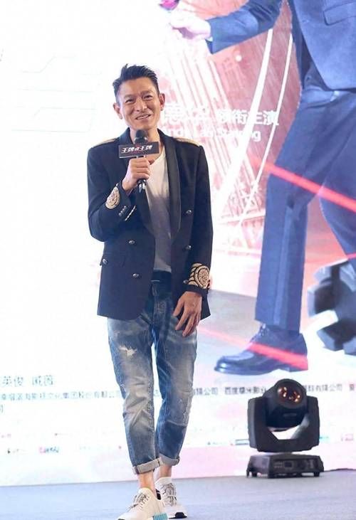 刘德华牛仔外套帅气依旧！60岁华仔魅力不减当年