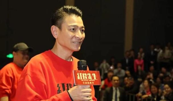 刘德华现在在北京吗？机场偶遇天王，亲切签名引粉丝尖叫！