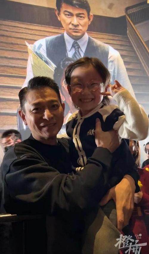 刘德华的儿子长什么样？看看他的家庭