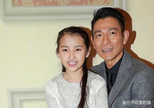 刘德华的女儿几岁了 揭秘天王的家庭生活