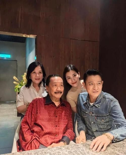 刘德华的妈妈叫什么 看看天王背后的女人是谁