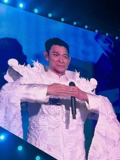 刘德华的手怎么了？演唱会意外揭秘真相