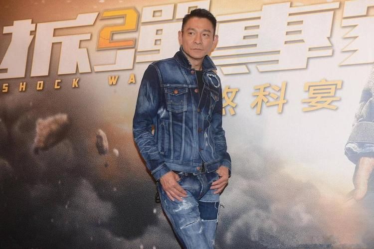 刘德华皮衣图片集锦：从影至今的皮衣穿搭