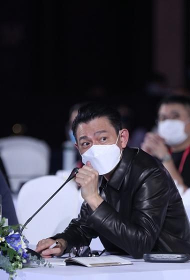 刘德华皮衣图片集锦：从影至今的皮衣穿搭