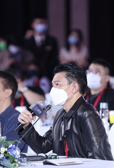 刘德华皮衣图片集锦：从影至今的皮衣穿搭