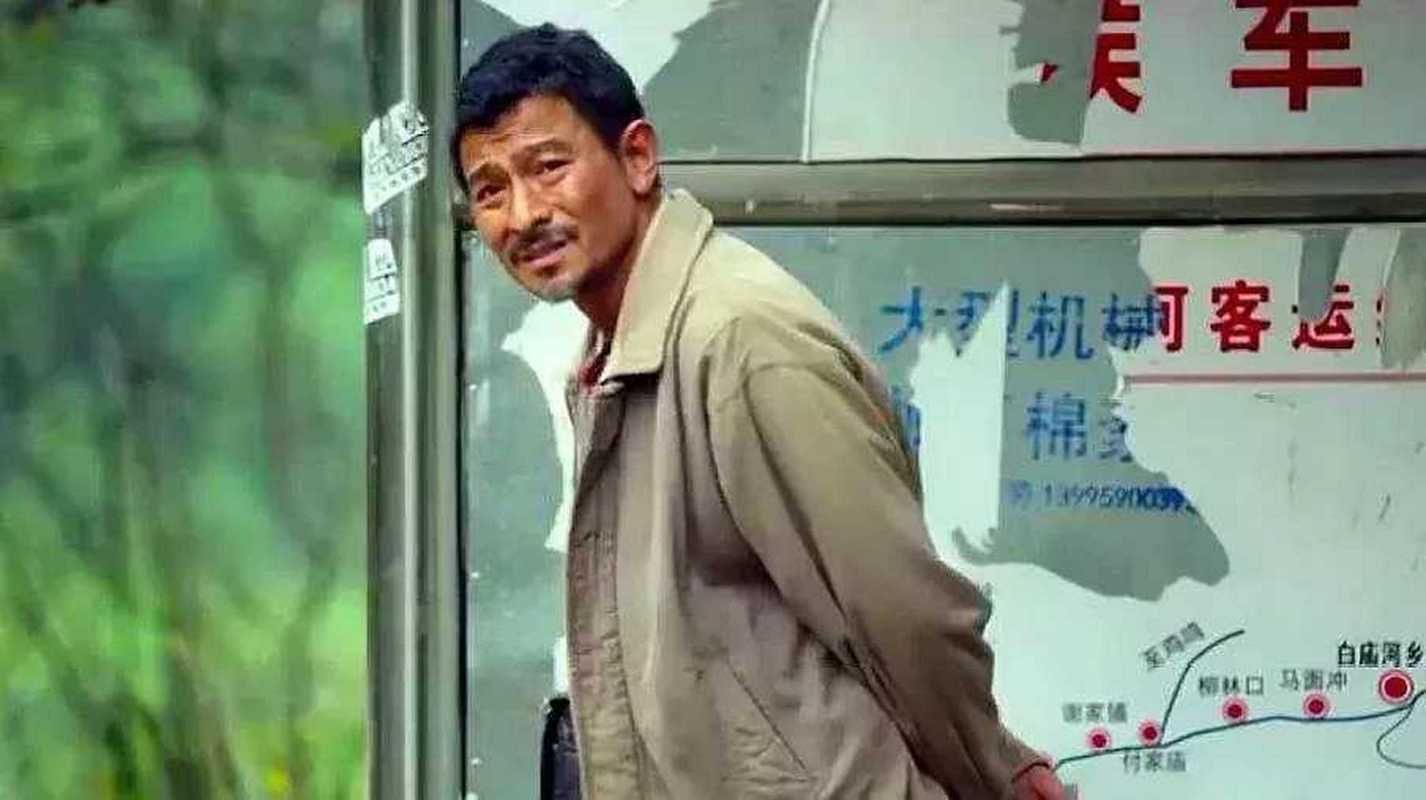 刘德华盒饭照引热议，蹲着吃饭的背后故事