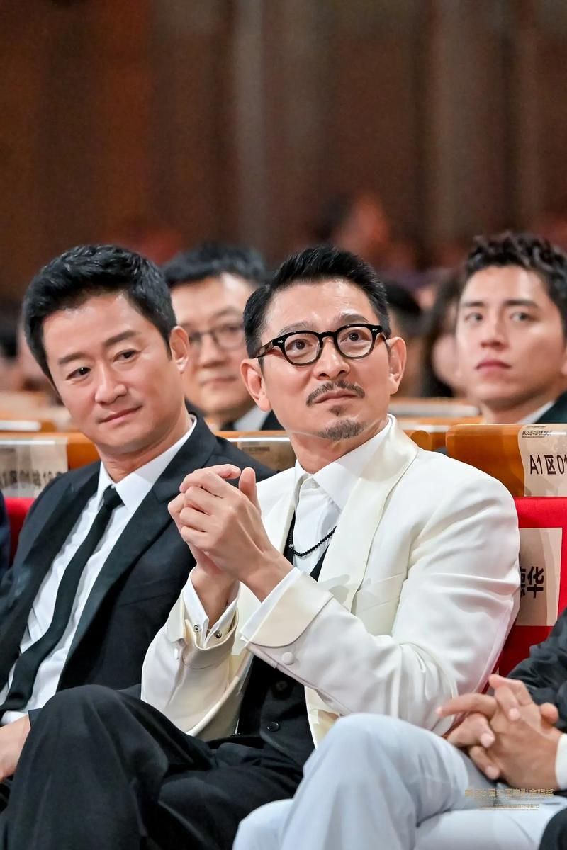 刘德华穿西装出席活动，绅士风度令人赞叹不已