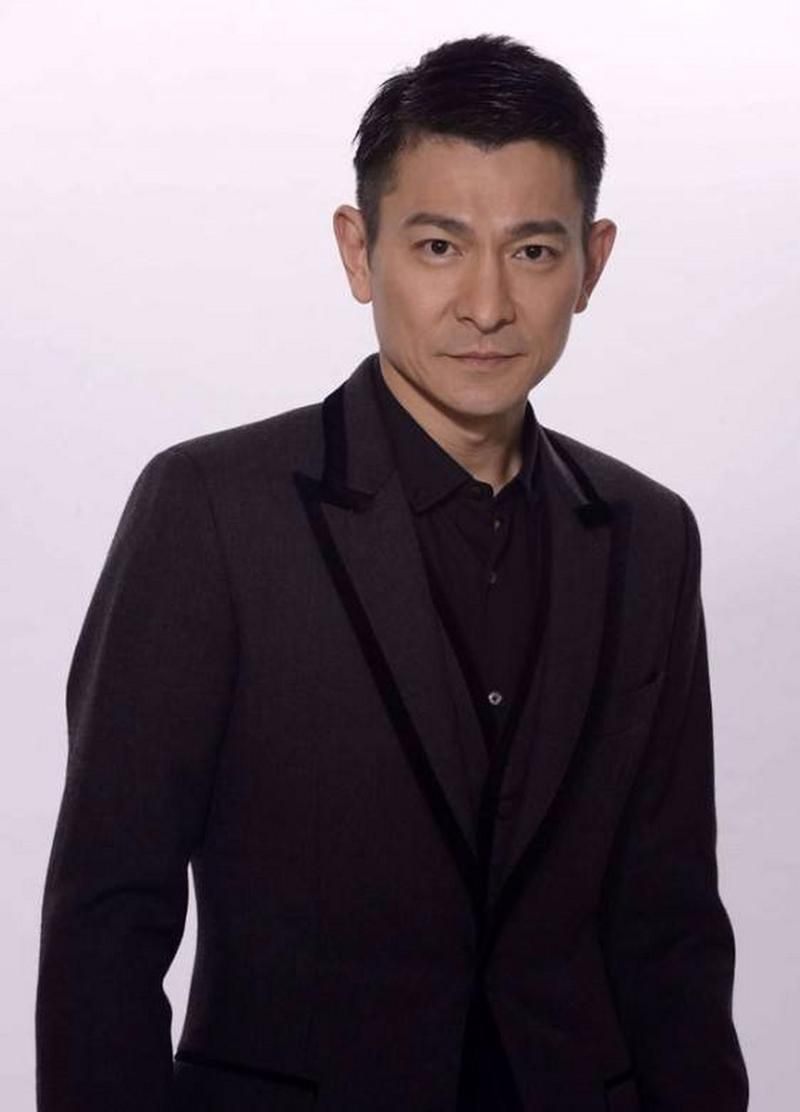 刘德华穿西装出席活动，绅士风度令人赞叹不已