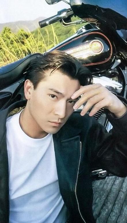 刘德华红了多久 他的演艺生涯为何如此长久