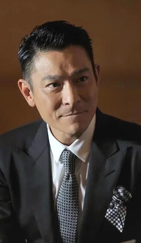 刘德华红了多久 他的演艺生涯为何如此长久