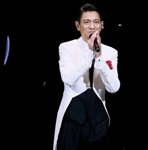 刘德华红馆：歌神魅力与乌龙报案