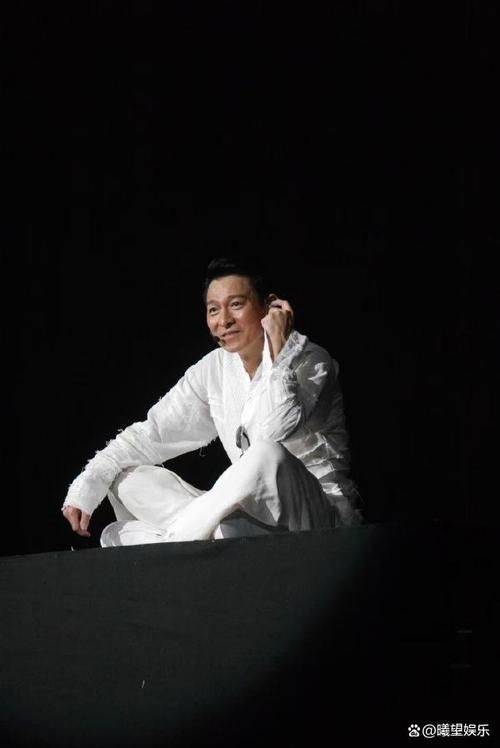 刘德华经典演唱会现场：感受天王的舞台感染力