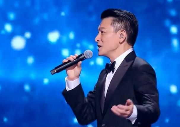 刘德华经典背头造型赏析：时尚潮流永不过时