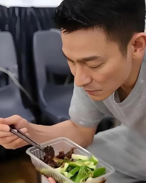 刘德华老了，这组照片引发网友热议，你怎么看？