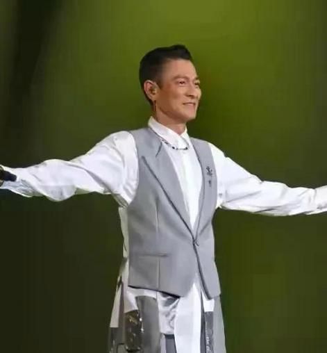 刘德华老了，这组照片引发网友热议，你怎么看？