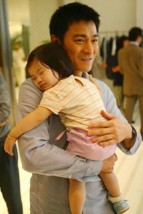 刘德华老婆多大年龄两人相差多少岁
