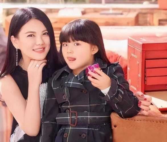 刘德华老婆孩子近照曝光 一家三口幸福模样引热议