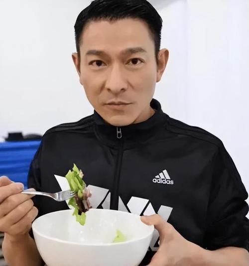 刘德华肌肉照惊艳众人年过六旬依旧肌肉线条明显