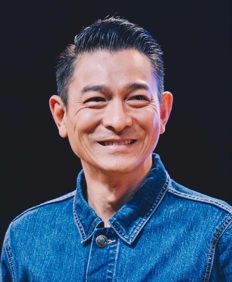 刘德华肌肉照惊艳众人年过六旬依旧肌肉线条明显