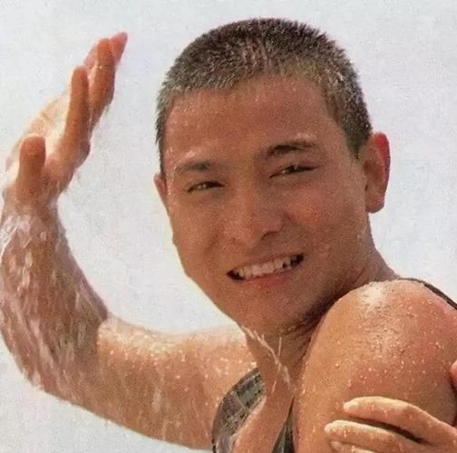 刘德华肌肉照惊艳众人年过六旬依旧肌肉线条明显