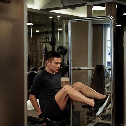 刘德华肌肉照惊艳众人年过六旬依旧肌肉线条明显