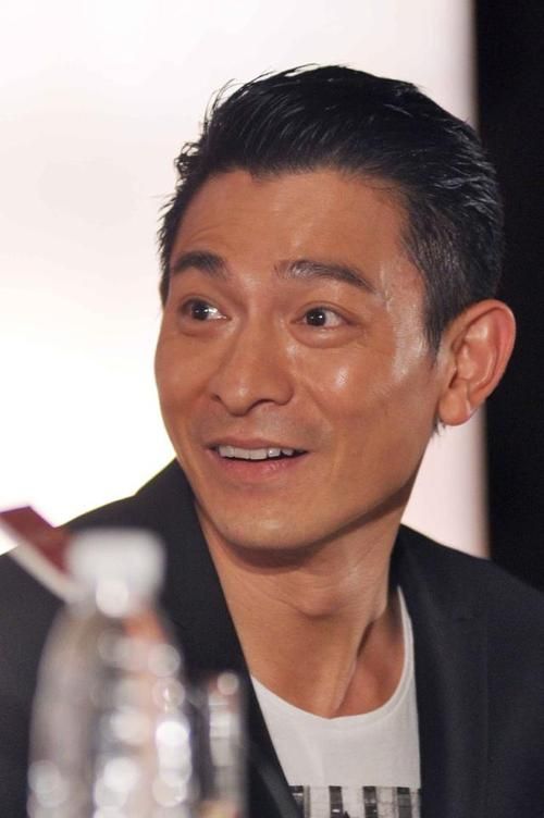 刘德华胡子照片引热议，冻龄男神也有老去的一天