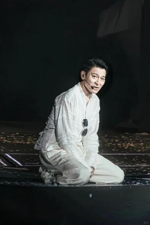 刘德华舞台摔倒视频疯传，粉丝心疼华仔