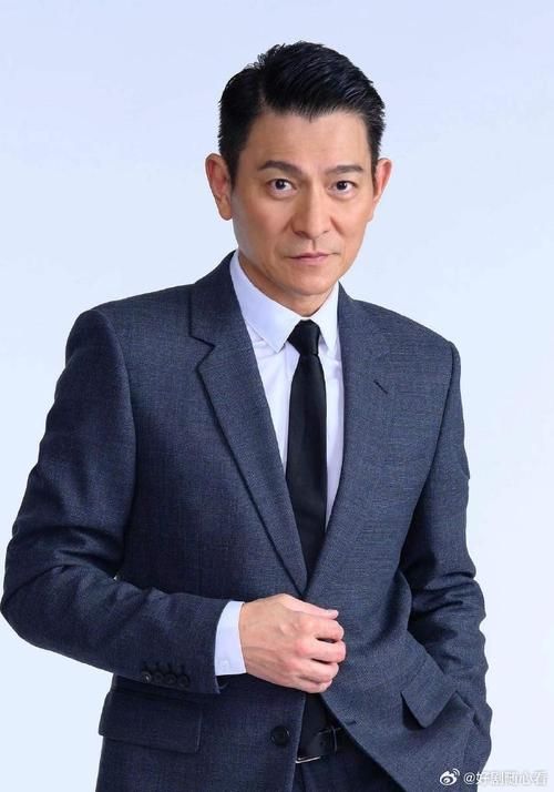 刘德华西服造型再现经典，魅力不减当年！
