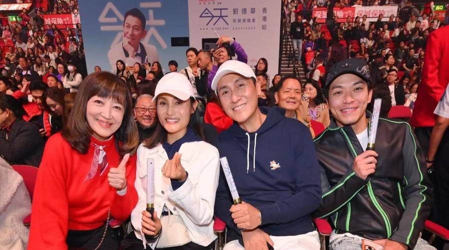 刘德华贾静雯合照引围观两人友谊多年不变