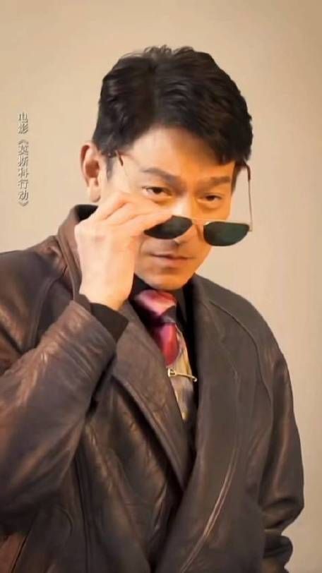 刘德华走路姿势视频集锦 看看天王的霸气步伐