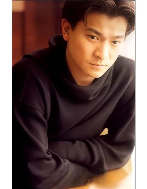 刘德华身高174cm是真的吗？粉丝偶遇后的真相！
