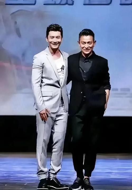 刘德华身高174cm是真的吗？粉丝偶遇后的真相！