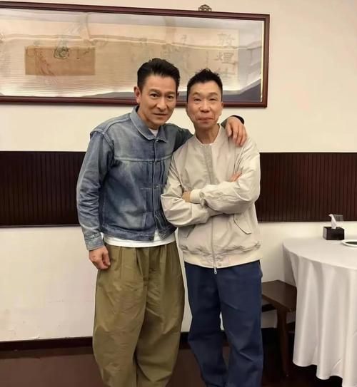 刘德华身高174cm是真的吗？粉丝偶遇后的真相！