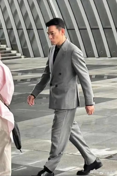 刘德华身高174cm，照片中的他到底有多高？
