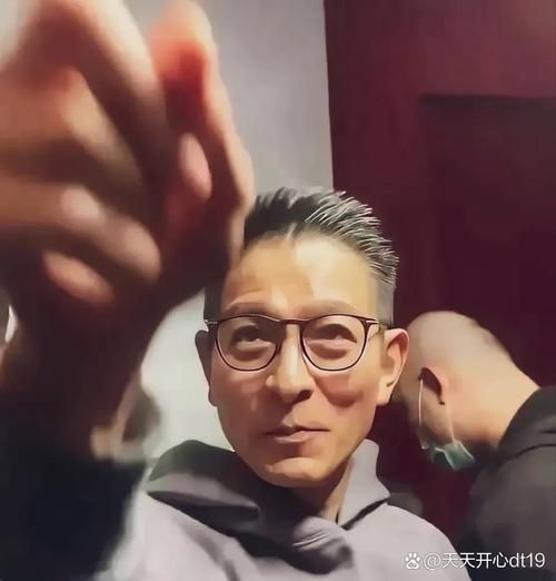 刘德华近照老了引热议 昔日男神如今变化大