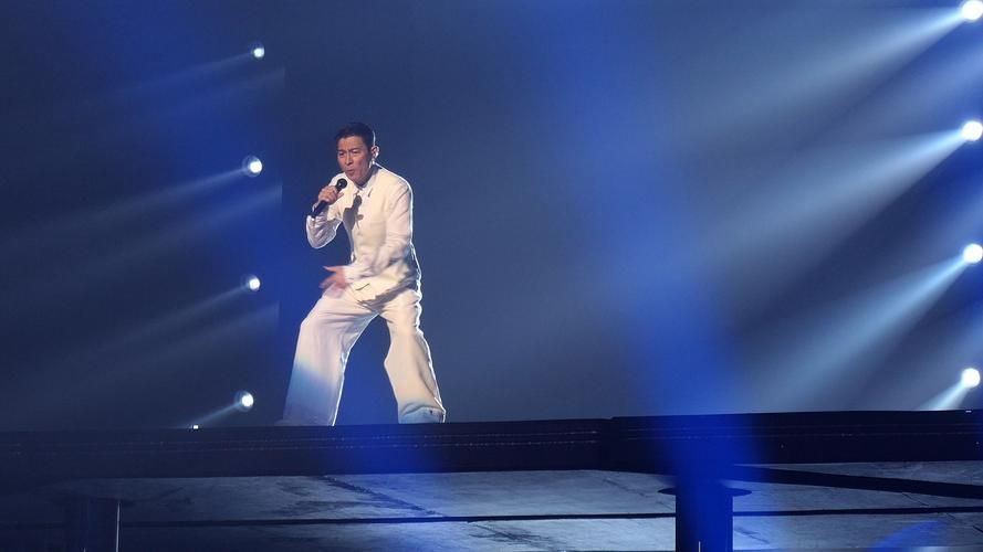 刘德华重庆演唱会：13年后重返山城，万人空巷的盛况！