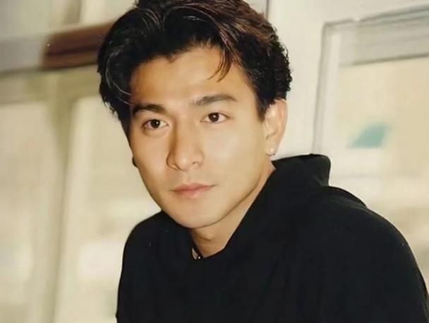 刘德华长相变化史，从青涩到男神！