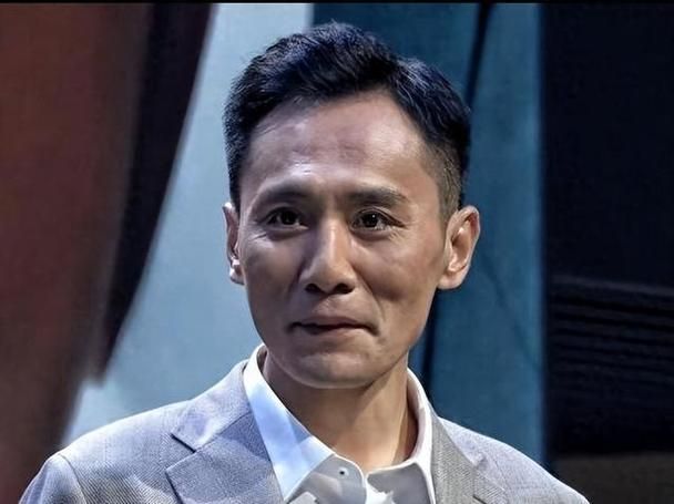 刘烨与刘德华撞衫同款服装网友调侃谁模仿谁
