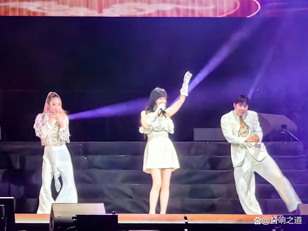 周慧敏独自看刘德华演唱会，冻龄女神魅力不减当年