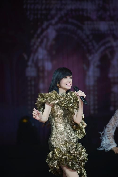 周慧敏独自看刘德华演唱会，冻龄女神魅力不减当年