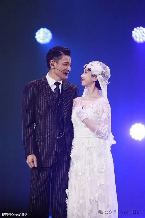 周慧敏独自看刘德华演唱会，冻龄女神魅力不减当年