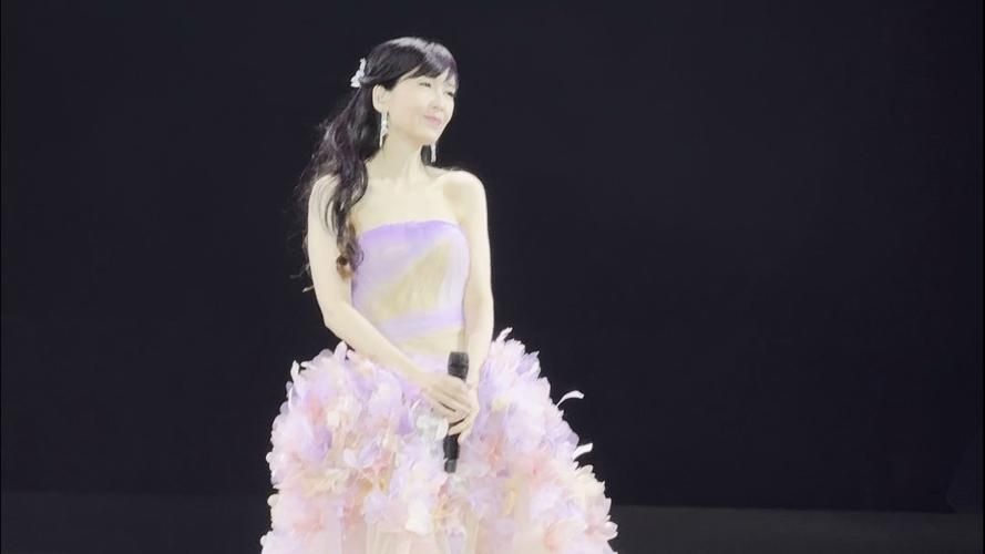 周慧敏独自看刘德华演唱会，冻龄女神魅力不减当年