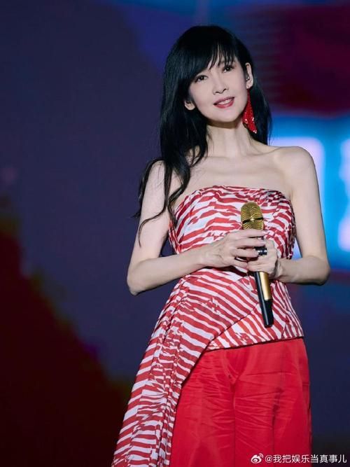 周慧敏现身刘德华演唱会，冻龄女神魅力依旧迷人