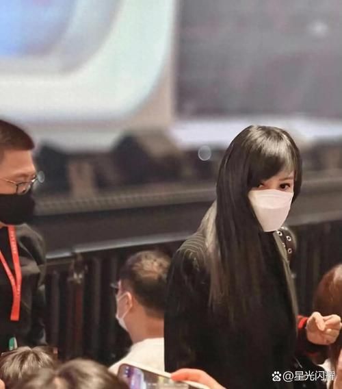 周慧敏现身刘德华演唱会，冻龄女神魅力依旧迷人