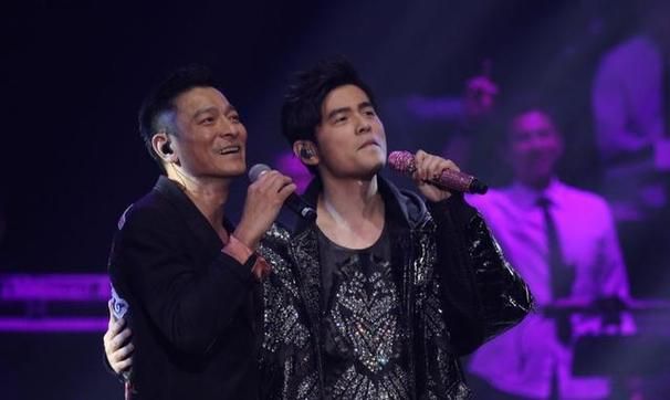 周杰伦演唱会刘德华现身！天王巨星同台飙歌引爆全场