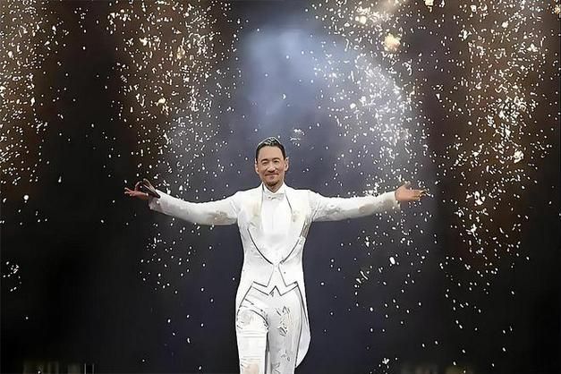 周杰伦演唱会特邀张学友合唱引爆全场