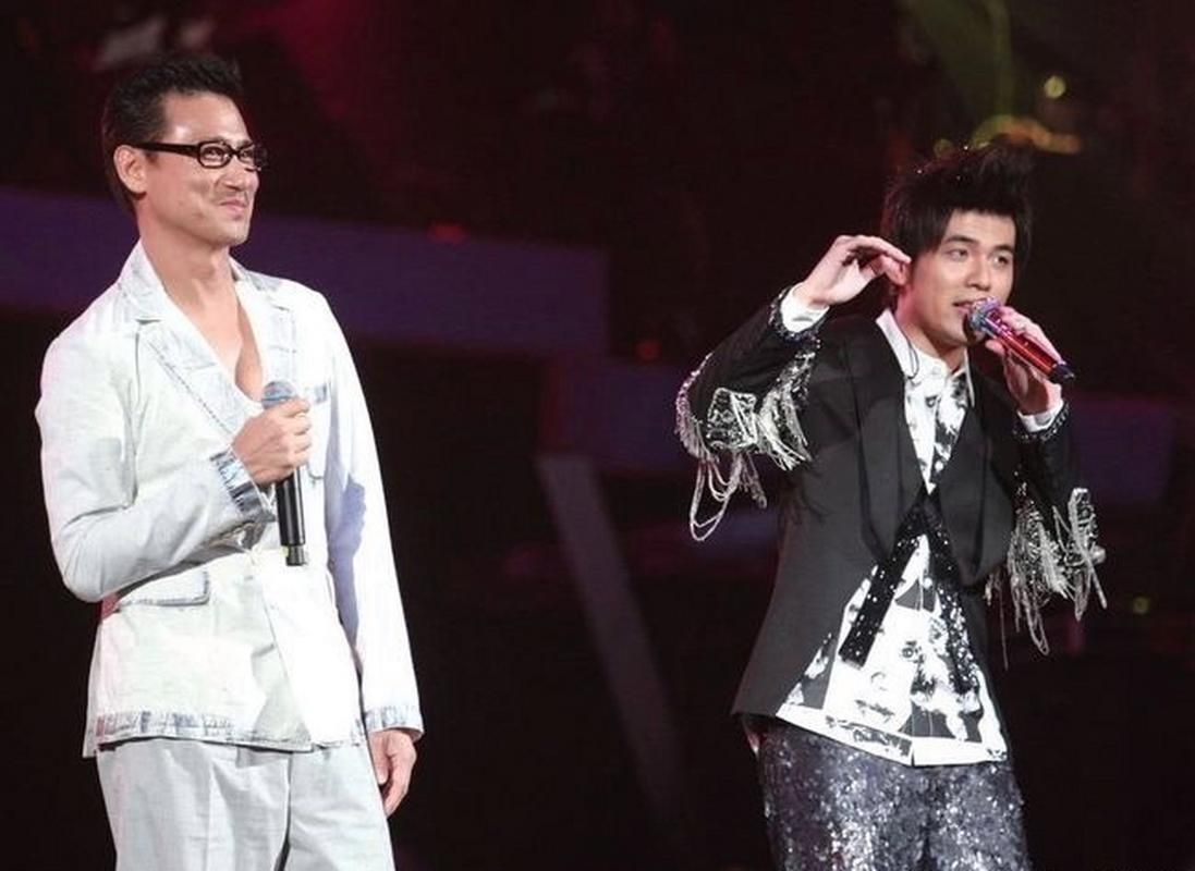 周杰伦演唱会特邀张学友合唱引爆全场