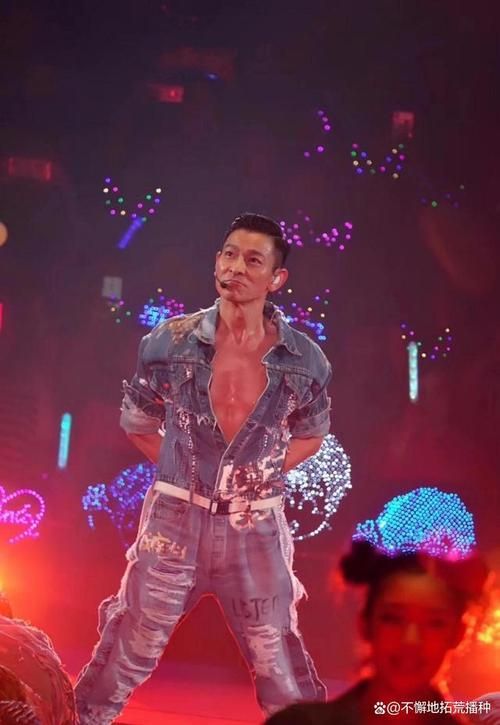 回顾刘德华在TVB的青涩岁月：从龙套到巨星