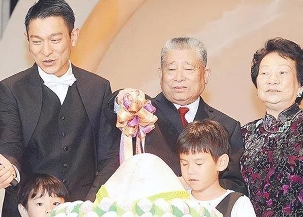 天王刘德华的姐姐：贫民区生活令人心酸
