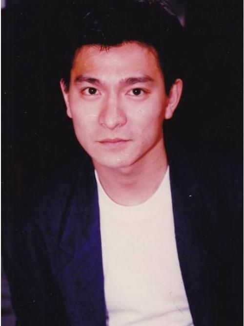 张国荣和刘德华谁帅 不同时代审美标准下的较量